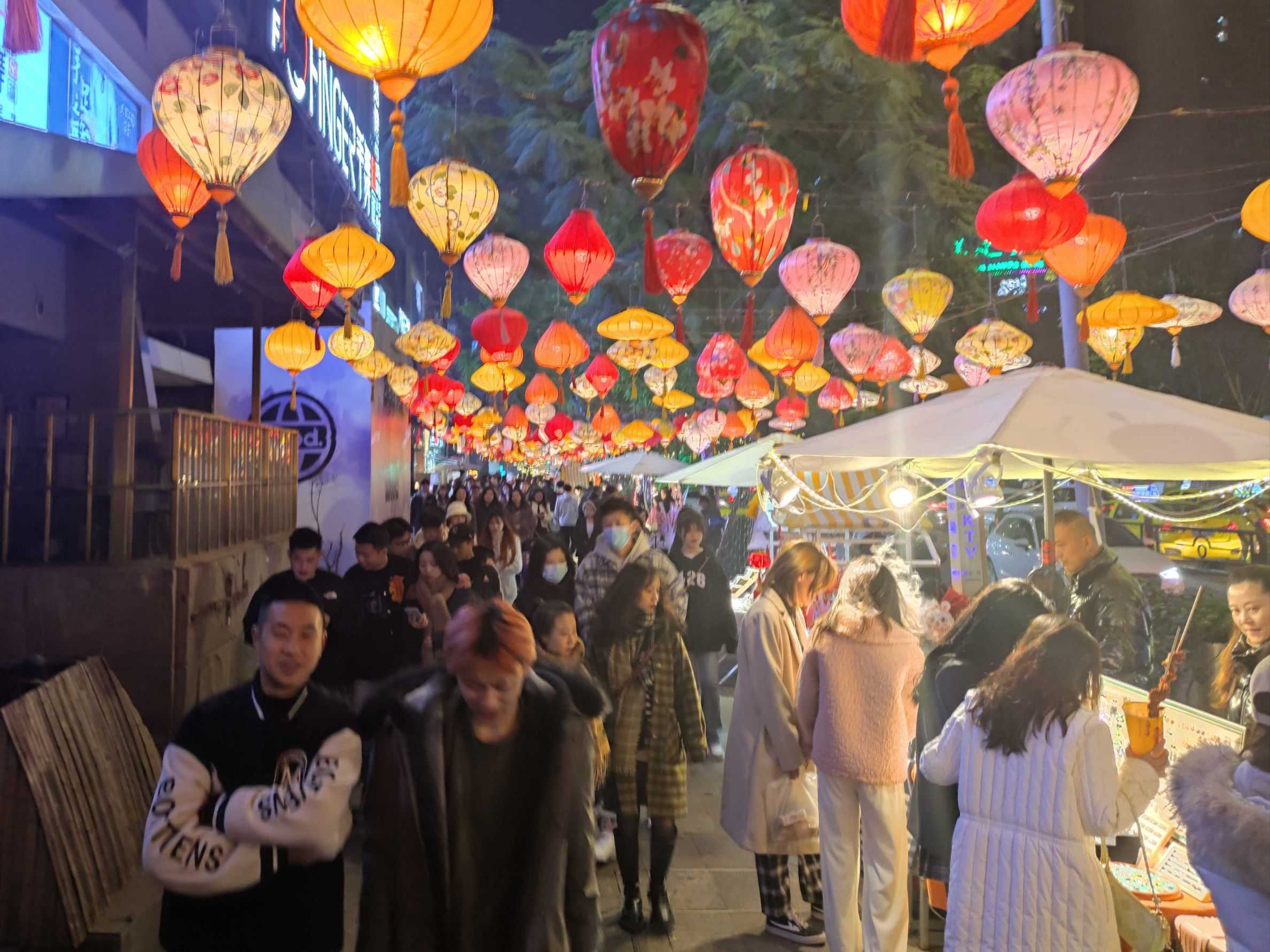 重庆的夜生活真是精彩，后半夜街上人山人海